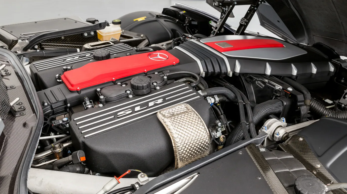 Mercedes-Benz SLR Motorraum während der Aufbereitung.