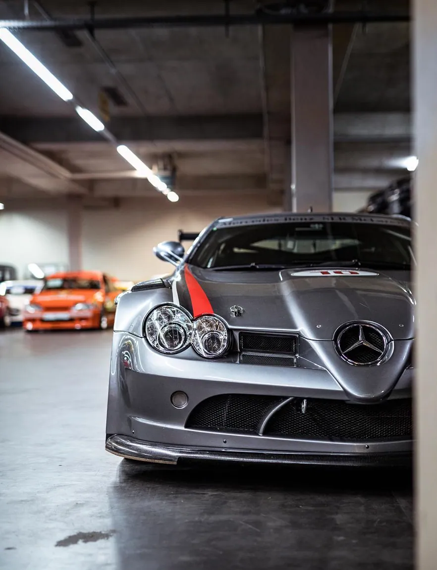 Silberner Mercedes-Benz SLR auf seinem Stellplatz in der gesicherten RABAG-Halle.