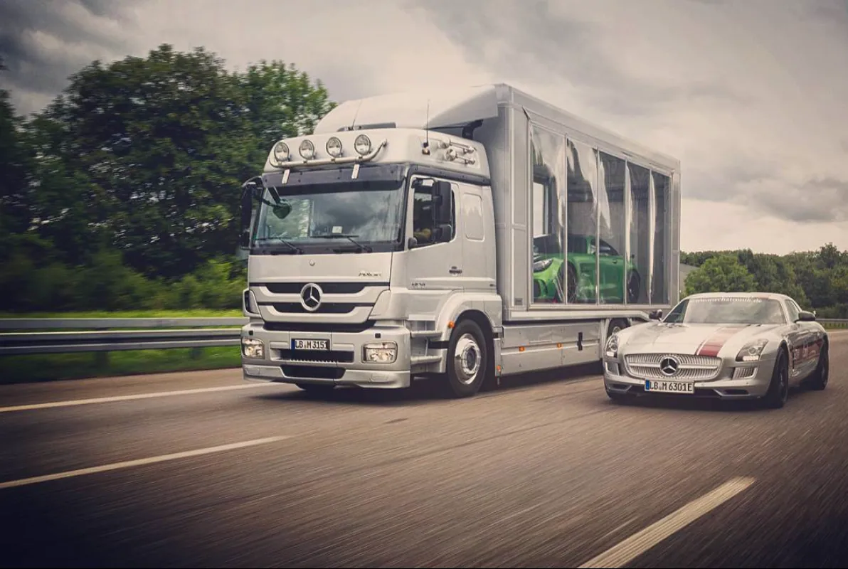 Geschlossener RABAG-Fahrzeugtransporter mit zwei eingeladenen Klassikern.